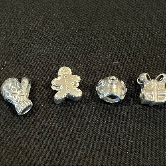 Chamilia Christmas charms set of 4 - gingerbread man, ornament, gift box, mitten - Picture 7 of 7